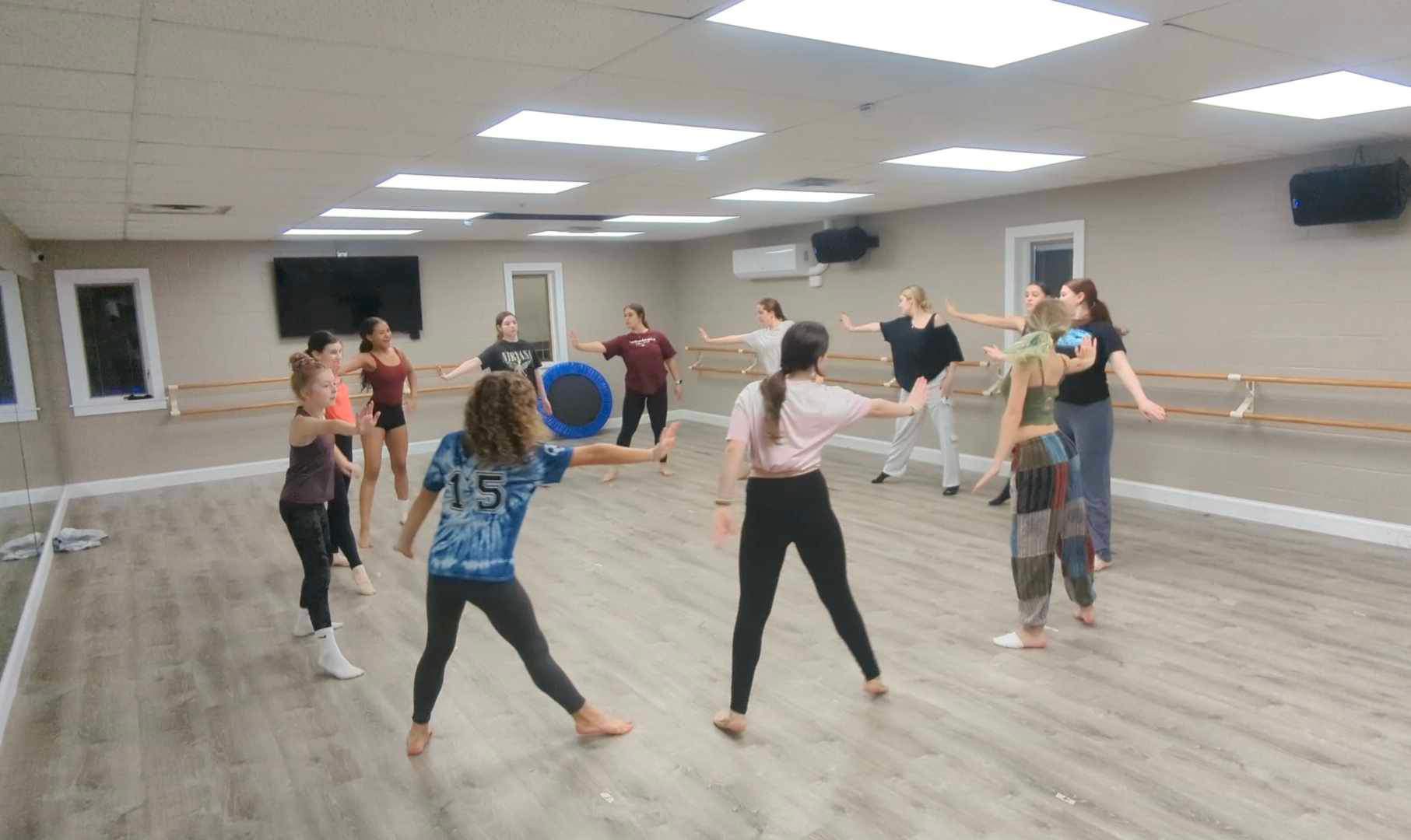 A group womens doing the dance practice on the floor